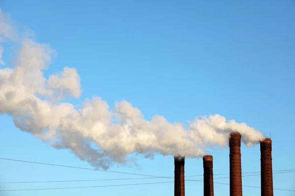 Ipari füst kémény a kék ég — Stock Fotó