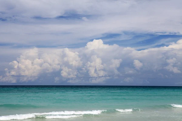 Belle mer, ciel et nuages — Photo