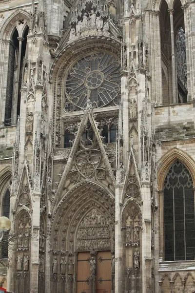 Пример готической архитектуры на кафедральном соборе в Руане, Франция, Нормандия — стоковое фото