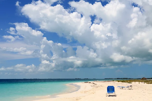 Hermoso mar, cielo y nubes — Foto de Stock