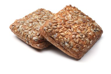 Çavdar ekmeği, beyaz arka plan üzerinde izole ayçiçeği çekirdeği ile tepesinde topuz