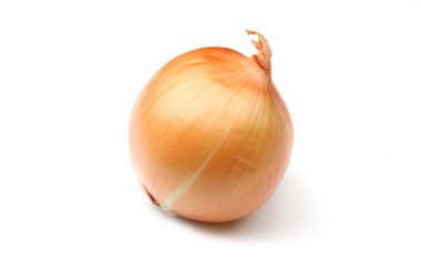 Beyaz arkaplanda soğan izole edildi