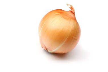 Beyaz arkaplanda soğan izole edildi