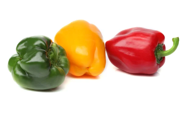 Pimenta doce verde, vermelha e laranja sobre fundo branco — Fotografia de Stock
