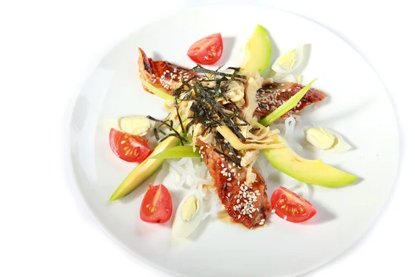 Cucina giapponese- Insalata di anguille con avocado e pomodoro — Foto Stock