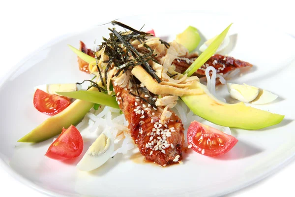 Comida japonesa - Salada de enguia com abacate e tomate — Fotografia de Stock