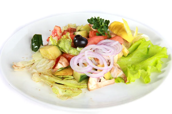 Овощной салат на тарелке изолирован на белом — стоковое фото