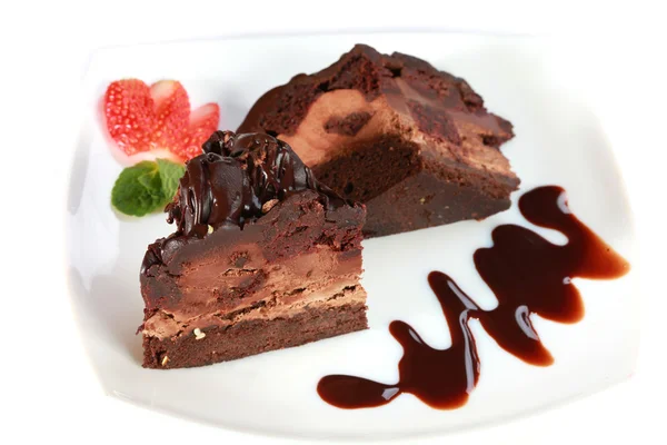 Scheibe leckerer Schokoladenkuchen mit frischen Beeren — Stockfoto