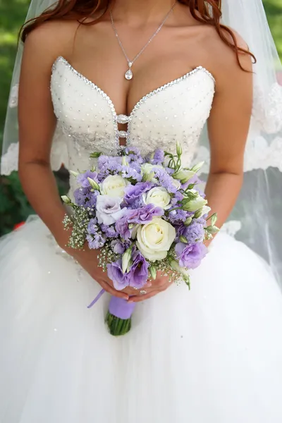 Mariée avec un bouquet. — Photo