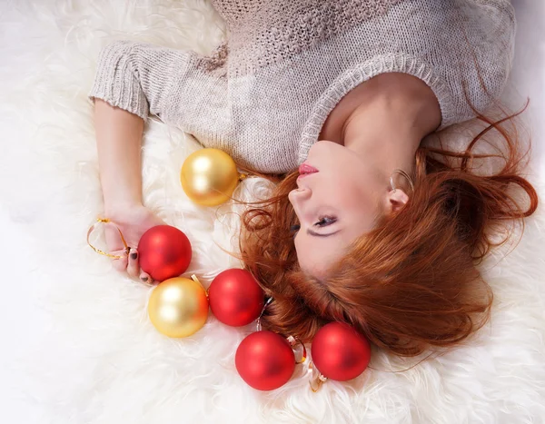 Chica con bolas de Navidad . Imágenes de stock libres de derechos