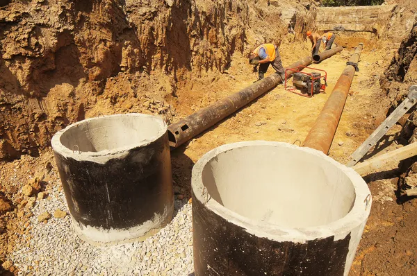 Colocación de nuevas tuberías de alcantarillado — Foto de stock © a