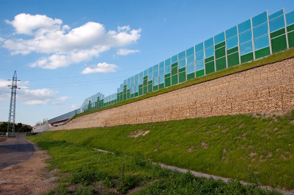 Otoban yakınında güvenlik bariyerleri