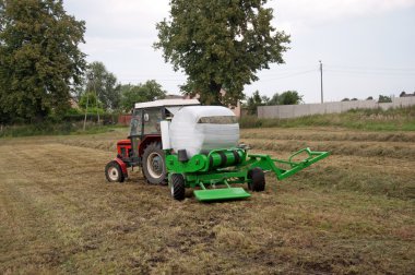 Çiftçi makine çalışması sırasında