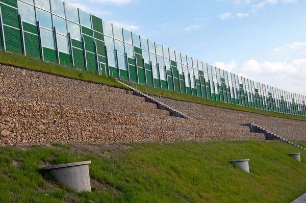 Otoban yakınında güvenlik bariyerleri