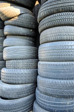 Eski kullanılmış araba lastikleri