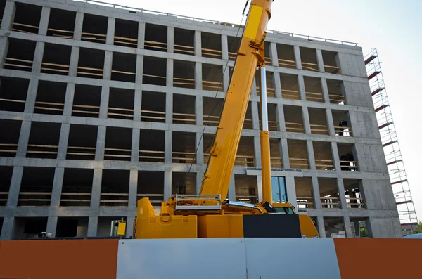 Novo edifício durante a construção — Fotografia de Stock