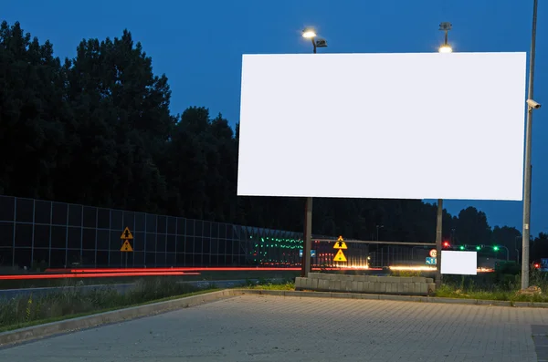 AD bilboard i en stad — Stockfoto