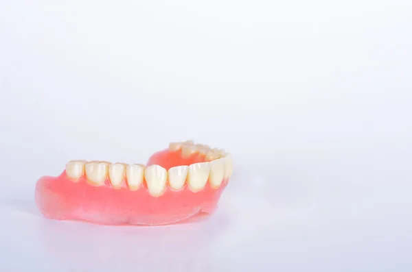 Dientes falsos en vidrio — Foto de Stock