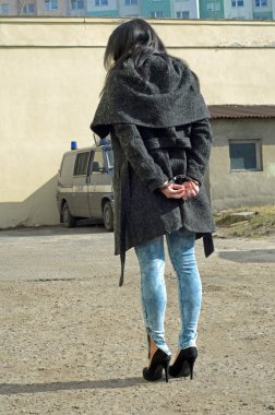 Kadınlar kelepçeli Kriminal polis