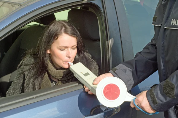 Prüfung der Nüchternheit durch einen Polizisten — Stockfoto