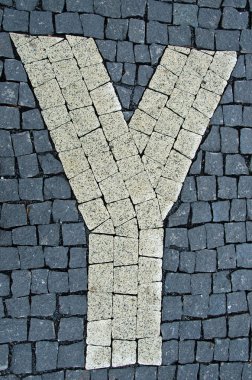 kaldırım taşları harfleri ile yapılmış