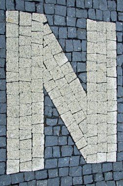 kaldırım taşları harfleri ile yapılmış
