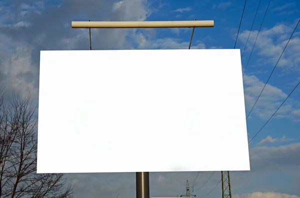 Рекламный билборд в городе — стоковое фото
