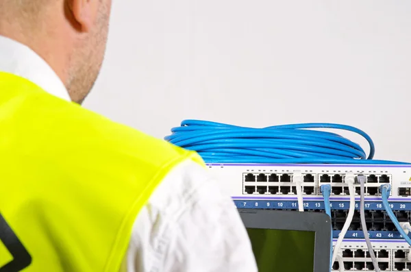 Server and wires during check-up — Stock Photo, Image