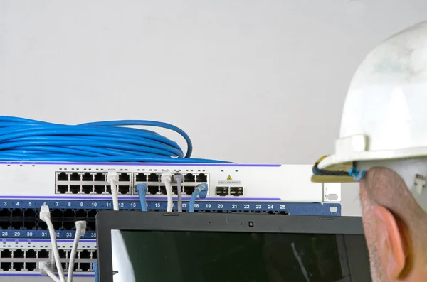 Сервер и провода во время проверки — стоковое фото