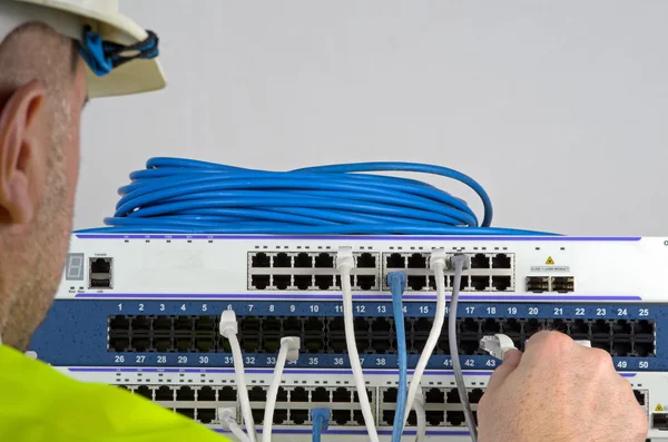 Server and wires during check-up — Stock Photo, Image
