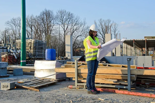 Młoda kobieta architekt w budowie projektu budowlanego — Zdjęcie stockowe