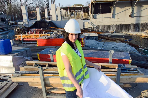 Genç kadın mimar yapı inşaat sahasında — Stok fotoğraf