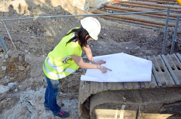 年轻的女建筑师，建筑工地的构造 — 图库照片