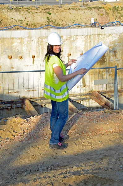 Νεαρή γυναίκα αρχιτέκτονα στο εργοτάξιο του σχηματισθέντος μικροοργανισμού — Φωτογραφία Αρχείου