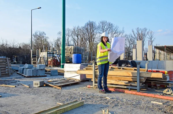 Jovem arquiteta feminina no canteiro de obras do edifício — Fotografia de Stock