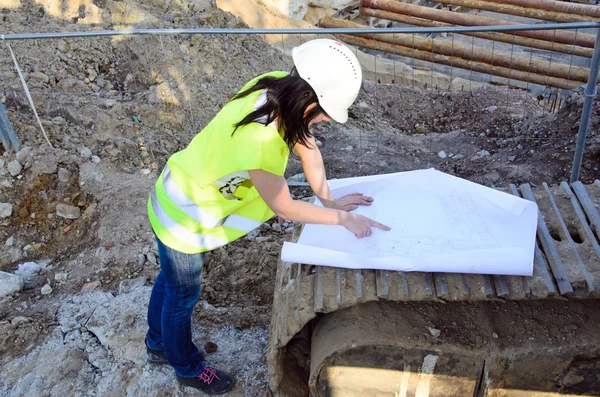 Joven arquitecta en el sitio de construcción de la construcción — Foto de Stock