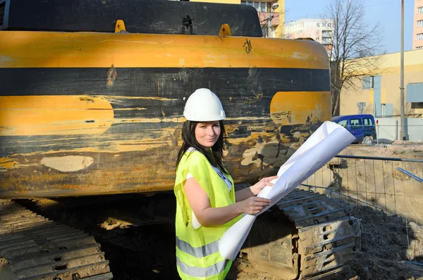 Unga kvinnliga arkitekt på byggplatsen för construct — Stockfoto