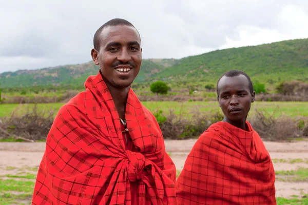 Masai mara, kenya - 28 Aralık: iki kimliği belirsiz Afrika adam po — Stok fotoğraf