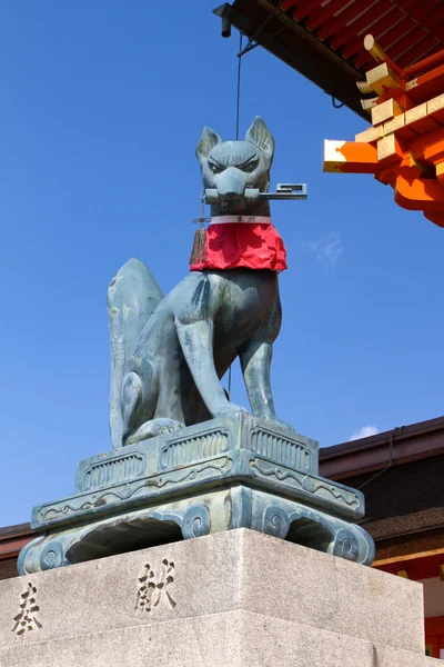 Tilki bir tuşuna basılı tutarak ağzına fushimi Inari Tapınak, kyoto, Japonya Stok Resim