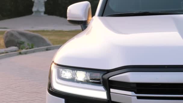 Neues Auto. Auto Scheinwerfer LED-Lampe. Prestigevolles modernes Luxusauto. Autofahren und Motoren. Reise. — Stockvideo