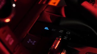 Otomatik makine kontrolü. Prestijli lüks modern araba. Arabalar ve motorlar.