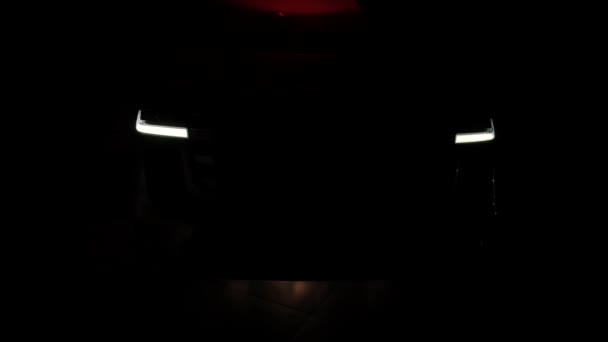 Auto Scheinwerfer LED-Lampe. Neues Auto. Prestigevolles modernes Luxusauto. Autofahren und Motoren. — Stockvideo