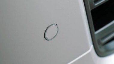 Yeni araba. Düğme. Otomatik makine kontrolü. Prestijli lüks modern araba. Arabalar ve motorlar.