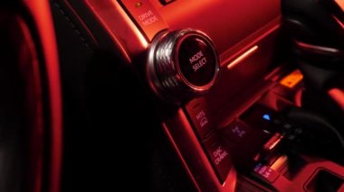 Yeni araba. Mod seçimi. Makine kontrolü. Prestijli lüks modern araba. Araba ve motor sürüyorum. İş adamı arabası. Otomatik denetim.