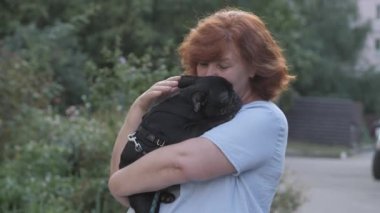 Bir kadın ve bir köpek. Buldog. İnsanlar ve köpekler yürüyor. Kör köpek..