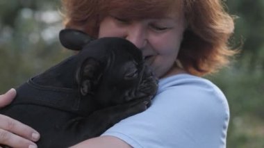 Yürüyen kör Bulldog. Bir kadın ve bir köpek. İnsanlar ve köpekler..