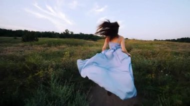 Özgür kız sahada eğleniyor. Hafta sonu tatilinde doğanın tadını çıkarıyorum. Mutlu gezgin tepeyi koşarak geçiyor, dağ. Kadın gün batımında dışarı koşuyor. Tatil gezisi. Meadow 'daki Kız.