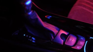 Otomatik kontrol. Yeni araba. Makine Kontrol. Prestijli lüks modern araba. İş Adamı Arabası.