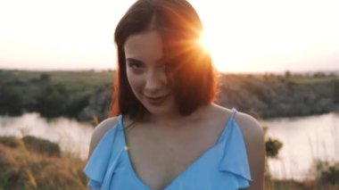 Özgür kız. Meadow 'daki kız. Hafta sonu tatilinde doğanın tadını çıkarıyorum. Sunset 'te mutlu gezginler. Boş Tatil.