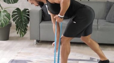 Spor blogcusu. Sporcu, spor salonu, vücut ısıtma. Karantinaya alındı. Antrenör. Tecrit zamanı. Plak çevrimiçi uzak webinar, ana sınıf, ders, evde egzersiz.